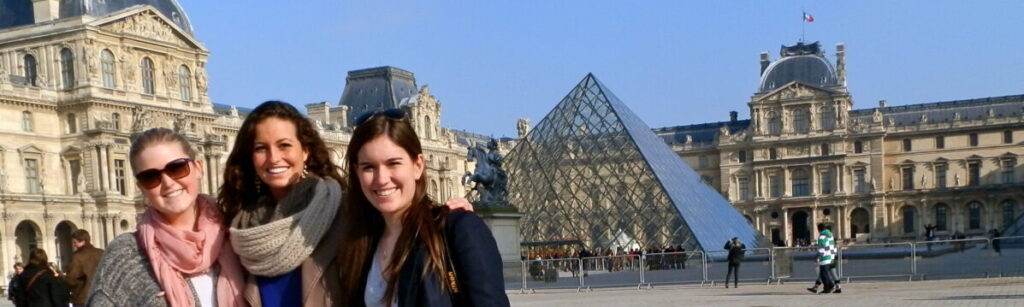 students in front of the louvre